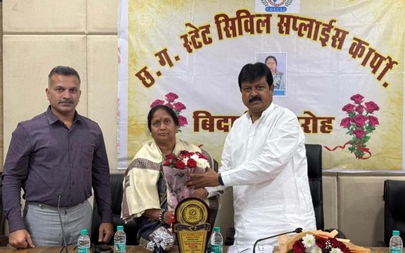Raipur, Civil Supplies Corporation, Junior Assistant Indrani Yadav, Chairman of Civil Supplies Corporation Sanjay Srivastava, Naya Raipur, Retirement, Farewell Ceremony, Chhattisgarh News, Khabargali
