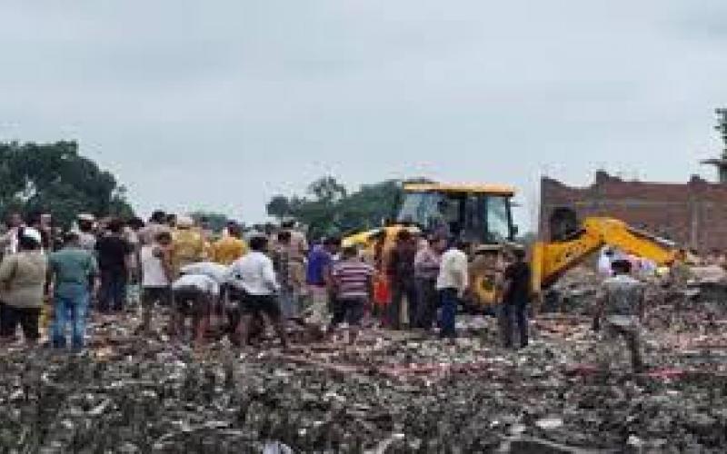 Massive explosion at firecracker factory; 3 dead and 5 injured; area rocked by blasts; search underway for people trapped in the debris. hindi news uttarpradesh news khabargali 