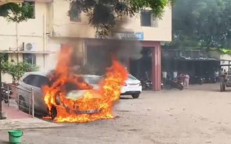 Durg Mayor's car suddenly caught fire; four people, including Alka Baghmar, were on board. durg news chhattisgarh news khabargali 