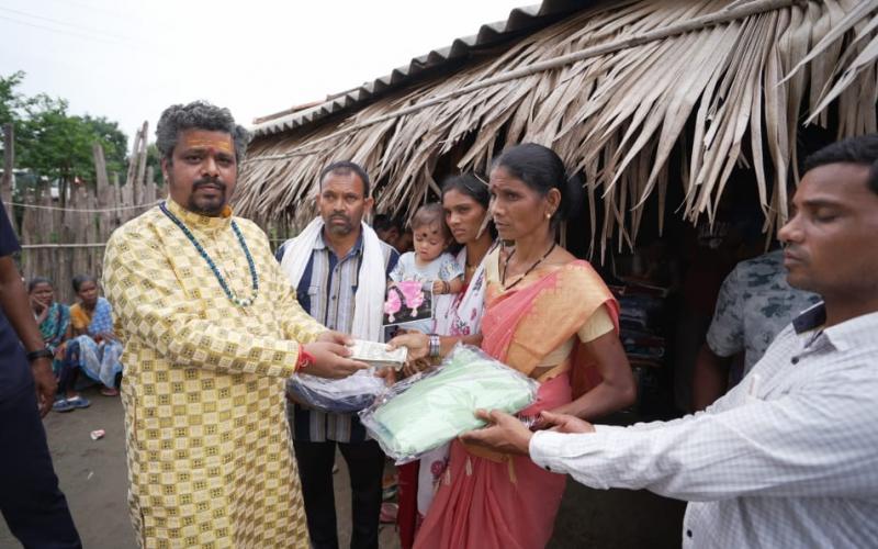 Dr. Prema Sai reached the homes of Naxal-affected victims by traversing dense forests and muddy paths; hailed Modi, Shah, Sai, and Sharma as ‘divine figures’. Latest news hindi news khabargali 
