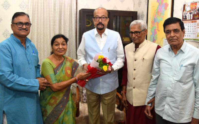 Positive initiative to include Chhattisgarhi in the Eighth Schedule; Chhattisgarhi linguists met Governor Ramen Deka. Latest news Hindi News khabargali 