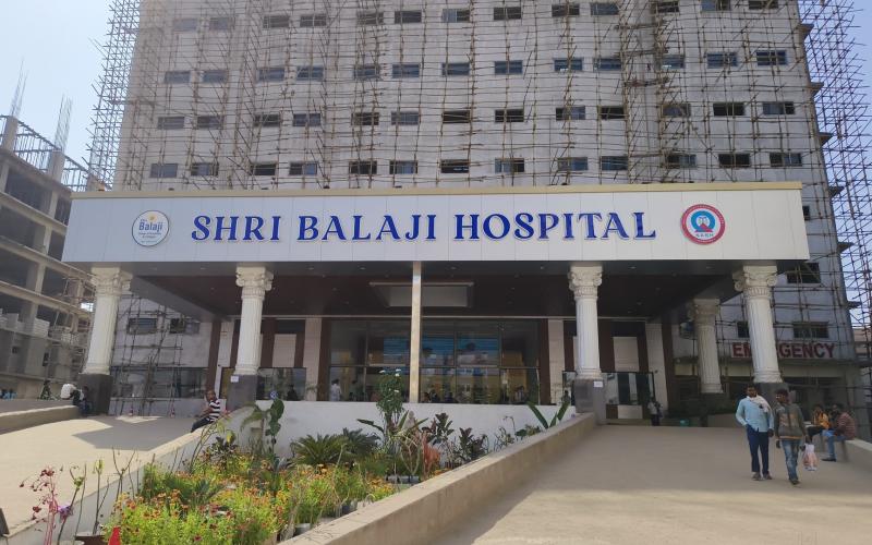 Constable who fell from Balaji Hospital building dies during treatment; was posted in Jashpur. Hindi news latest news khabargali 