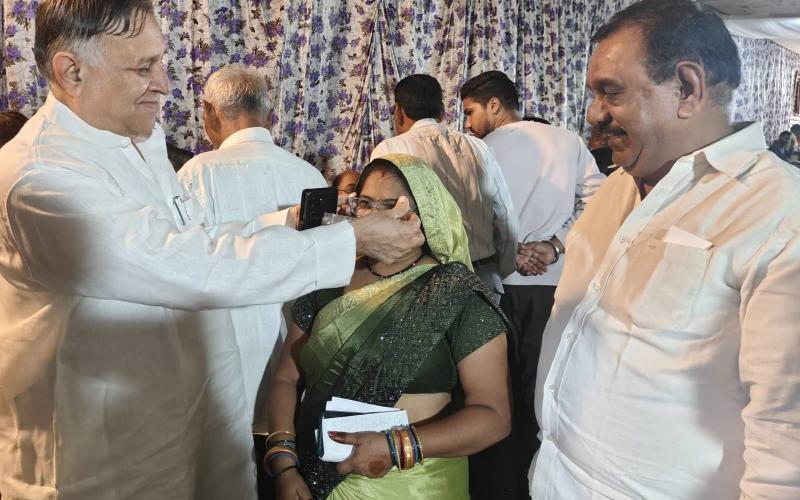 'Seva Sankalp Abhiyan' Service Pledge Campaign held on Prime Minister Narendra Modi's birthday; 218 people received free spectacles. The Shri Vishwakarma Samaj and Mahavir Intercontinental Service Organization organized a free eye check-up and spectacle distribution camp. Attendees included Lokesh Kavadia, Chairman of the Chhattisgarh Divyangjan Finance and Development Corporation, and Prafulla Vishwakarma, Chairman of the Chhattisgarh Iron Craftsmen Development Board. Raipur, Chhattisgarh Khabargali.