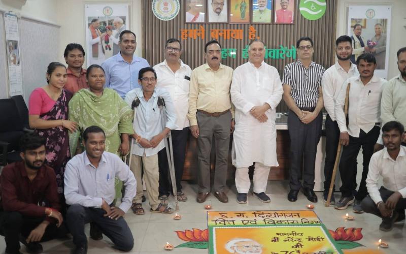 Service Resolution Campaign, Narendra Modi, Chhattisgarh Disabled Finance and Development Corporation Chairman Lokesh Kavadiya, Disabled, Raipur, Chhattisgarh, Rangoli, Public Service, Khabargali