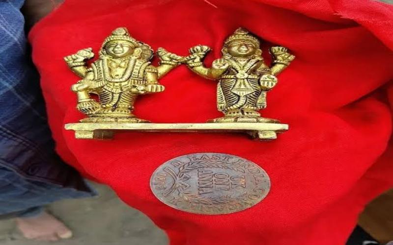  Rare idols and British-era coins discovered during foundation excavation in Akaltara; dispute arises between the Baiga and the landowner over the division of the find. janjgir news khabargali 