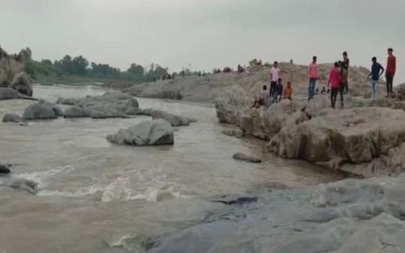  Bodies of all three students found in the Hasdeo River; people broke down in uncontrollable tears upon seeing their loved ones. hindi news latest news khabargali 