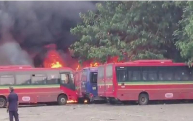 Major accident at Mumbai bus depot massive fire breaks out in 10 BEST buses latest News hindi news khabargali 