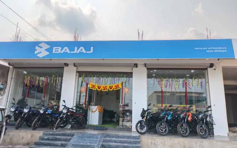 Raipur News, Mahajan Automobiles, Chhattisgarh, Bajaj Showroom Raipur, MP Brijmohan Agarwal, Raipur Rural Assembly MLA Motilal Sahu, Sejbahar, Area Sales Manager of Bajaj Auto Limited Amit Singh, Area Service Manager Vikas Thakur, Dealer Ujjwal Agarwal, Proprietor Yogesh Devangan, Khabargali
