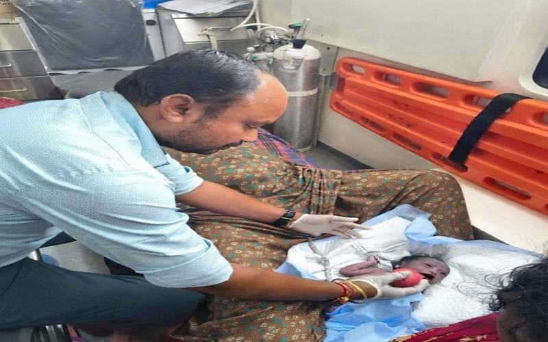  Joyful cries of a newborn echoed in the 108 ambulance; delivery was safely conducted en route, and both mother and baby are safe. hindi news latest news chhatisgarh news khabargli 