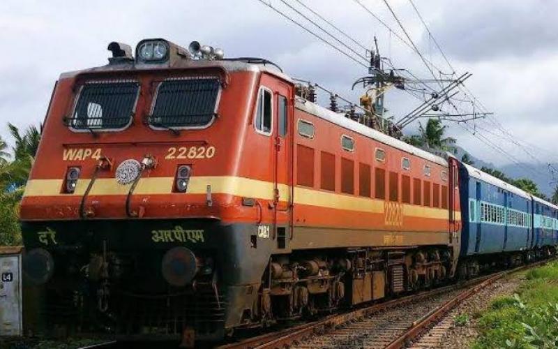 Travelers heading to Bengal for Navratri and Durga Puja are facing increased difficulties trains are fully booked, and securing seats on trains via other routes is also proving to be a struggle. raipur chhattisgarh news khabargali 