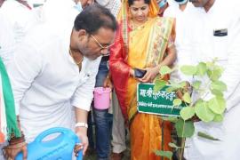 Public Health Engineering and Village Industries, in-charge of Mungeli district, Minister Guru Rudrakumar, Chief Minister's Plantation Promotion Scheme in village Bhatgaon of Patharia development block, Khabargali