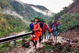 Destruction due to rain, landslides in Uttarakhand, Bengal, Sikkim, Darjeeling, Darma Valley, Tourist, Rescue Request, Heavy rain Kerala, Nainital, Kolkata, Landslide, Meteorological Department, Kalimpong, Alipurduar, Red Alert Jalpaiguri, Cooch Behar, Torrential Rain, Relief and Rescue Operations, Army, Police, khabargali