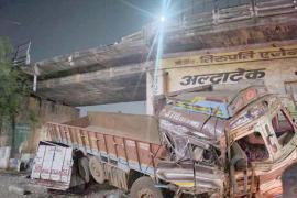 Fort, bike collided, truck fell on pickup below overbridge, four people died, located at Dhamdha Naka, railway bridge, accident, Khabargali