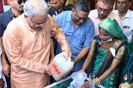 Purchase of cow urine, Gauthan, seller of cow urine, the first festival of Chhattisgarh, Hareli, Khabargali