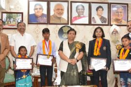 Courageous children were felicitated at Raj Bhavan, Guru Gobind Singh, Balidani Sahibzadon, Governor Anusuiya Uike, Chhattisgarh Civil Society, Dr.  Purnendu Saxena, former chairman of Minorities Commission Surendra Singh Kembo, Dr.  Kuldeep Solanki, Raipur, Chhattisgarh, Khabargali