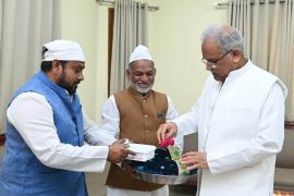 Ajmer-based Khwaja Moinuddin Chishti, Chadar and Akidat flowers, Chief Minister Bhupesh Baghel, Alderman Naeem Raza, Faheem Khan, Mayor of Raipur Municipal Corporation Ejaz Dhebar, Chhattisgarh, Khabargali