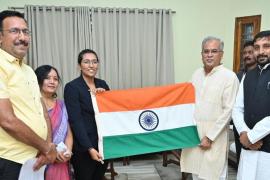 Mount Everest victory, Chief Minister Baghel, Chhattisgarh's mountaineer Ms. Yashi Jain, Indian National Flag, Garhbo Nava Chhattisgarh Flag, news, khabargali