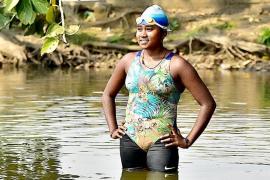 Chandrakala Ojha, Chhattisgarhian daughter, will make Golden Book of World Record by swimming continuously for 8 hours, Khel Gaon, Purai, Bhilai, Dongia Talab, Floating Wings Swimming Academy, Purai, Instructor Om Ojha, news, khabargali