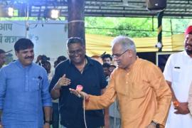 Hareli in the Chief Minister's residence, Chief Minister Baghel congratulated Hareli by riding on a Chhattisgarhian style swing and cart, running a lattu on his hand, traditional tools, instruments, animals and shepherd's clothes, exhibition of jewellery, khabargali
