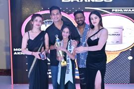 Adhya Verma of Raipur won the prestigious title of Kids Icon of India 2023, Shiv Kumar Verma, mother Mrs. Maheshwari Verma, winner of Bigg Boss and judge of MTV Roadies, Prince Narula, Niharika Tiwari, Nisha Yogini, Chhattisgarh, Khabargali