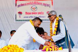 Tikrapara Sh.  Uma.  Teacher felicitated on the occasion of Teacher's Day by Public Participation Committee and School Development Committee in the school, Sushil Sunny Aggarwal, President, Chhattisgarh Building and Other Construction Workers Welfare Board, Raipur, Chhattisgarh, Khabargali.