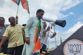Former PWD Minister Rajesh Munat came out with binoculars in hand to find the development of Congress, Bharatiya Janata Party Raipur West Assembly, Chhattisgarh, Khabargali