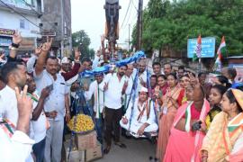 Area residents welcomed Raipur West MLA Vikas Upadhyay by weighing him with laddus, Raipur West MLA Vikas Upadhyay, Assembly elections, Khabargali