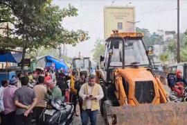 Bulldozer runs on illegal chowpatty adjacent to Salem School, Raipur, Chhattisgarh, Khabargali