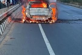 Electric car caught fire on National Highway 53, Basna of Mahasamund district, Chhattisgarh, Khabargali.