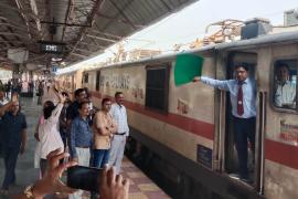 The station premises echoed with the slogans of Jai Jai Shri Ram, the first Aastha special train from Chhattisgarh left for Ayodhya from Durg railway station, Khabargali.