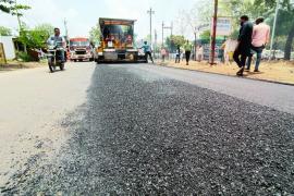 Contractor suspended for poor quality road construction and non-standard work. After inspection and investigation, upgradation and renovation work of Chotia-Chirmiri road was found to be bad. Two officers have been suspended in the case, show cause notice issued to two, Chhattisgarh, Khabargali.