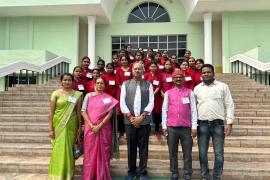 Girl students who reached the Vidhan Sabha educational tour met Parliamentary Affairs Minister Brijmohan Agarwal. Peaceful running of the Vidhan Sabha is a matter of great responsibility, Brijmohan Agarwal, Chhattisgarh, Khabargali.