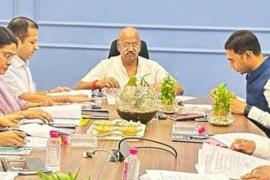 Despite mother's grief, Education Minister Brijmohan Aggarwal returned to work after a day Chhattisgarh Text Book Corporation Executive Assembly held meeting Biographies of personalities honored with Bharat Ratna and Padmashree awards will be published in the books of Text Book Corporation, Raipur, Chhattisgarh, Khabargali