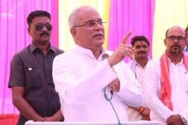 BJP's police is filing FIR against Kawasi Lakhma by falsely accusing him of distributing notes, political turmoil has started in the state after FIR was filed against Congress candidate from Bastar Lok Sabha seat Kawasi Lakhma, former Chief Minister of the state Bhupesh Baghel reached Bastar, Chhattisgarh, Khabargali