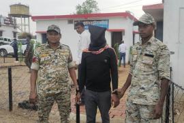 Naxals' courier boy arrested, Raipur connection also exposed, Mohla-Manpur-Ambachoki, Chhattisgarh, Khabargali