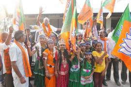 Party candidate from Raipur Lok Sabha, Brijmohan Agrawal did a road show in Champaran, Navapara, Chhattisgarh, Khabargali