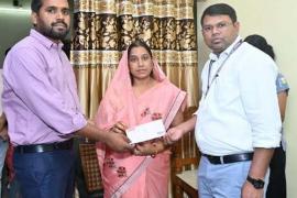 Municipal Corporation Commissioner handed over a cheque of 15 lakhs to Neelu Verma. After the demise of late Shri Ajay Verma, who was posted on Lok Sabha election duty, Election Commission gave ex-gratia compensation, Raipur, Chhattisgarh, Khabargali