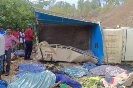 Pickup fell into a deep ditch, 18 people lost their lives, 7 injured, Kawardha, workers returning to their village in a pickup after plucking tendu leaves became victims of an accident, Chhattisgarh, Khabargali