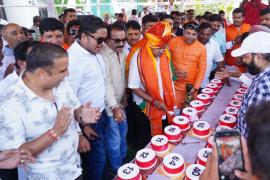 Brijmohan turned 65, fans made him cut 65 cakes, weighed him with laddus, distributed sherbet, havan and pujan were performed, many events were organized at various places, people kept coming to congratulate him at his residence, 1st May is Labor Day, birthday of Chhattisgarh's public leader minister Brijmohan Agarwal, Raipur, Chhattisgarh Khabargali