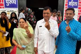 Industry Minister cast his vote with his family, appealed to the general voters to cast their votes 100%, voted at polling booth number 76, Kohadia School of Korba Assembly, Chhattisgarh, Khabargali