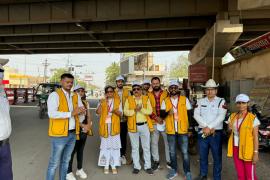 Buttermilk and electrical powder distributed to traffic personnel to provide relief from heat, V For Nation organization started service campaign, Raipur, Chhattisgarh, Khabargali