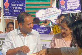 Collector Gaurav Singh invited Chief Secretary Mr. Amitabh Jain to vote by giving him yellow rice, Raipur, Chhattisgarh, Lok Sabha elections, Khabargali