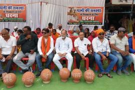 Water problem in Sundar Nagar ward, ward councilor Mrityunjay staged a sit-in, yesterday Congress councilor Anwar also staged a half naked protest, Raipur, Chhattisgarh, Khabargali