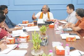 Smart classrooms will be made in all the schools of the state, Brijmohan Agarwal, Important changes will be made in the field of education in Chhattisgarh, Efforts will be made to provide world class education, Chief Minister, Recruitment process of 33 thousand teachers will start soon after approval from the Finance Minister, Education Minister took a review meeting of the School Education Department, Chhattisgarh, Khabargali,