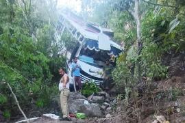 Terrorist attack on a bus of pilgrims, 10 killed, 33 injured, bus fell into a ditch after firing by terrorists in Risasi district of Jammu, Khabargali