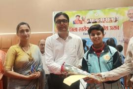 Saurish Srivastava received an honorarium of Rs. 10,000 from Chhattisgarh Government. Saurish had won bronze medal in the fencing team event in the National School Sports Competition. Pt. Girija Shankar Mishra Government Higher Secondary School Raipura, Minister Mr. Kedar Kashyap, Mr. Anuj Sharma MLA Dharsiwan, Mr. Moti Lal Sahu MLA Raipur Rural, Mr. Khuswant Saheb MLA Arang, Dr. Gaurav Kumar Singh Collector Raipur, Mr. Vijay Khandelwal District Education Officer, Chhattisgarh, Khabargali