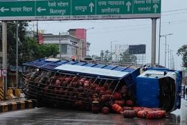  A truck filled with cylinders overturned near the overbridge, police is investigating the case...  latestnews  hindinews  bignews  khabargali  