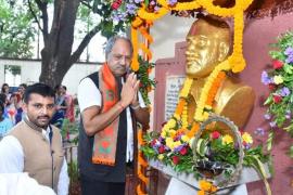 Brijmohan Agrawal attended the death anniversary function of late employee leader Shri Anirudh Singh Thakur, food was served to all the school children in Kushalpur, Raipur, Chhattisgarh, Khabargali