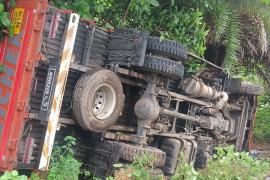 Truck loaded with CRPF soldiers went out of control and overturned, three soldiers injured... Cg news big news latest news khabargli 