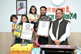 Two real sisters from Raipur made a world record, Worldwide Book of Records, Chief Minister blessed the daughters, 6 year old Bhavya Kotdiya remembers the names of inventors and 3 year old Bhavisha Kotdiya remembers the names of capitals of 100 countries, father Mr. Gaurav Kotdiya, mother Mrs. Namita Kotdiya, Raipur, Chhattisgarh, Khabargali